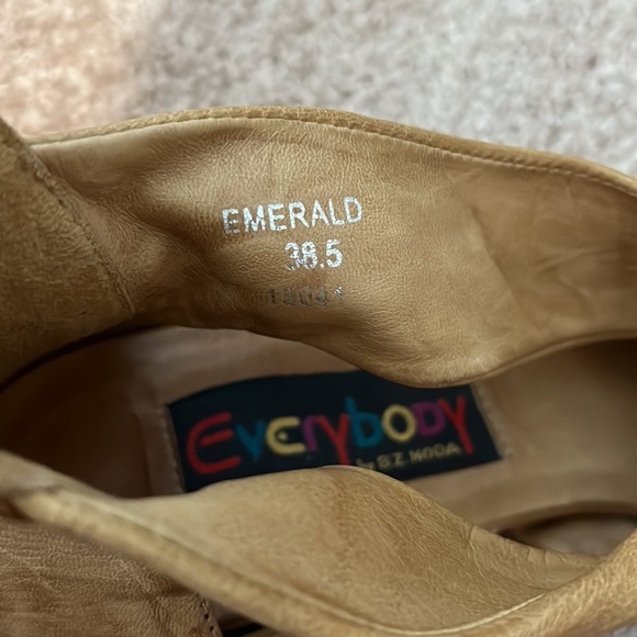 Yellow/natural leather crisscross sandals with short wedge, zip back closure - Picture 5 of 5